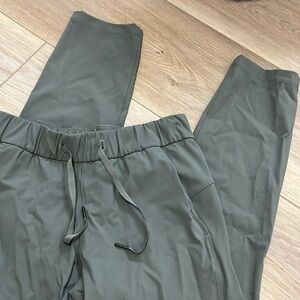 Very good condition old style Lulu On The Fly Pant 7/8 Length - size 4